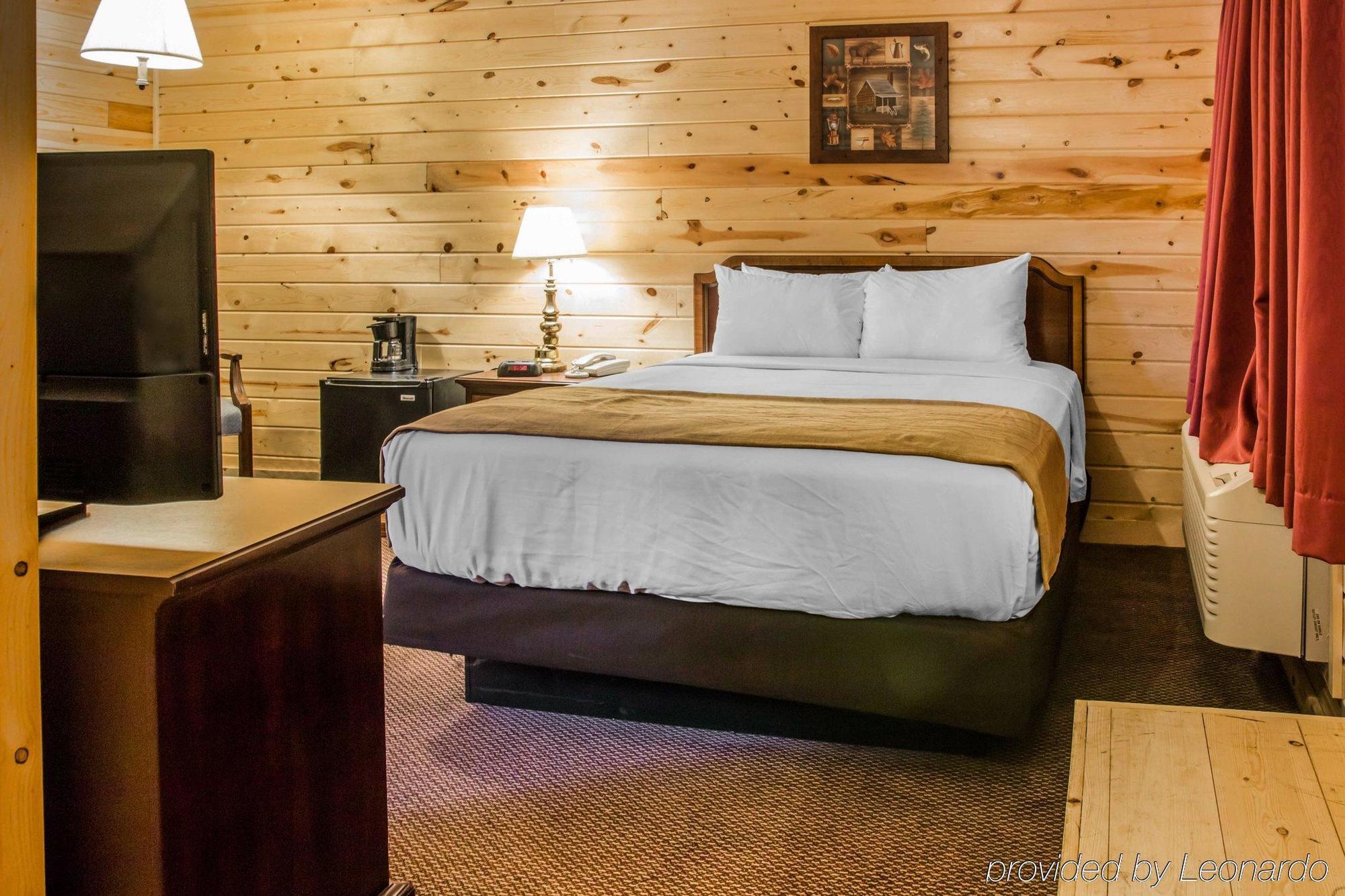 Econo Lodge Bayview Маккино Сити Экстерьер фото