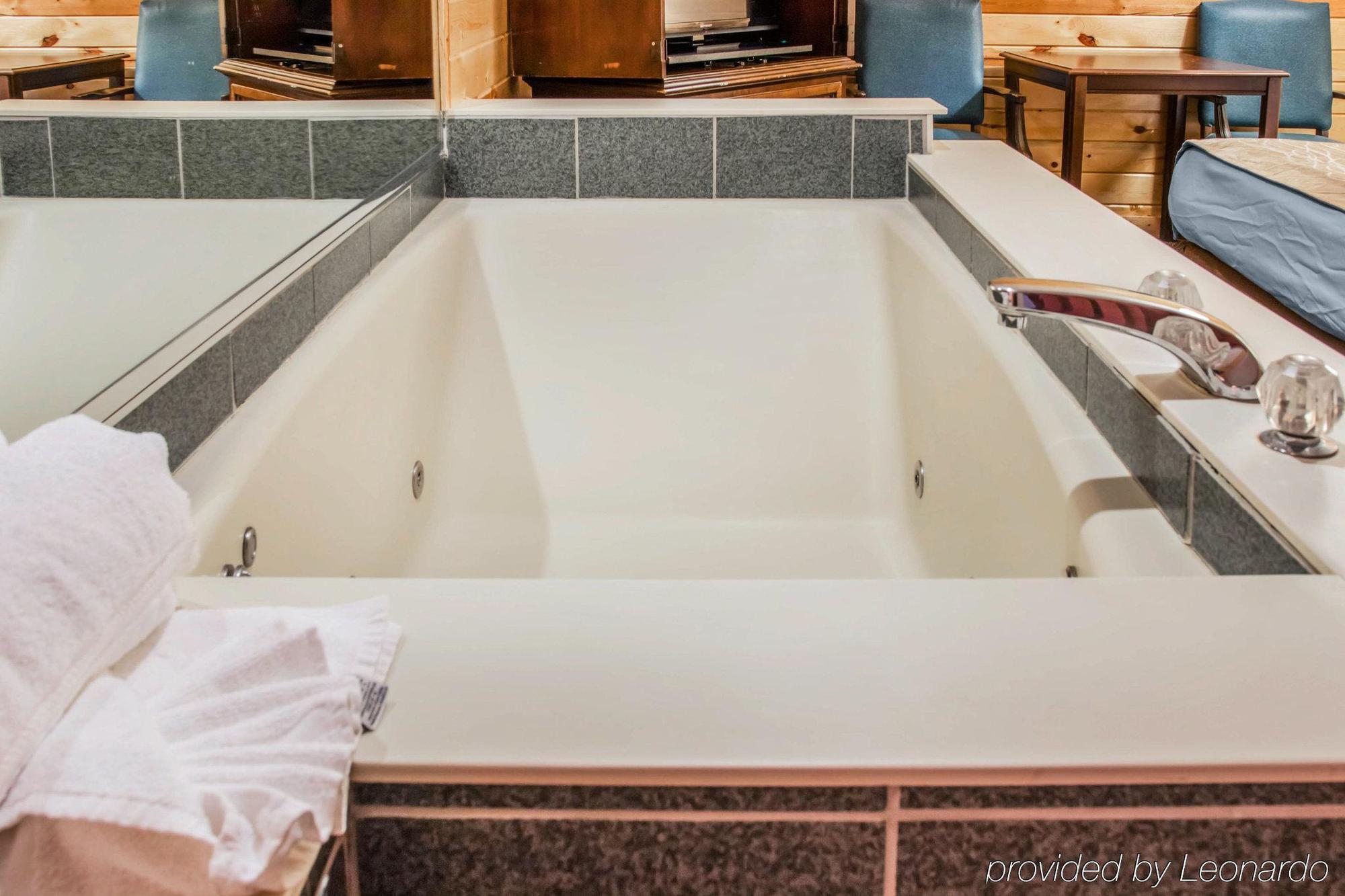 Econo Lodge Bayview Маккино Сити Экстерьер фото