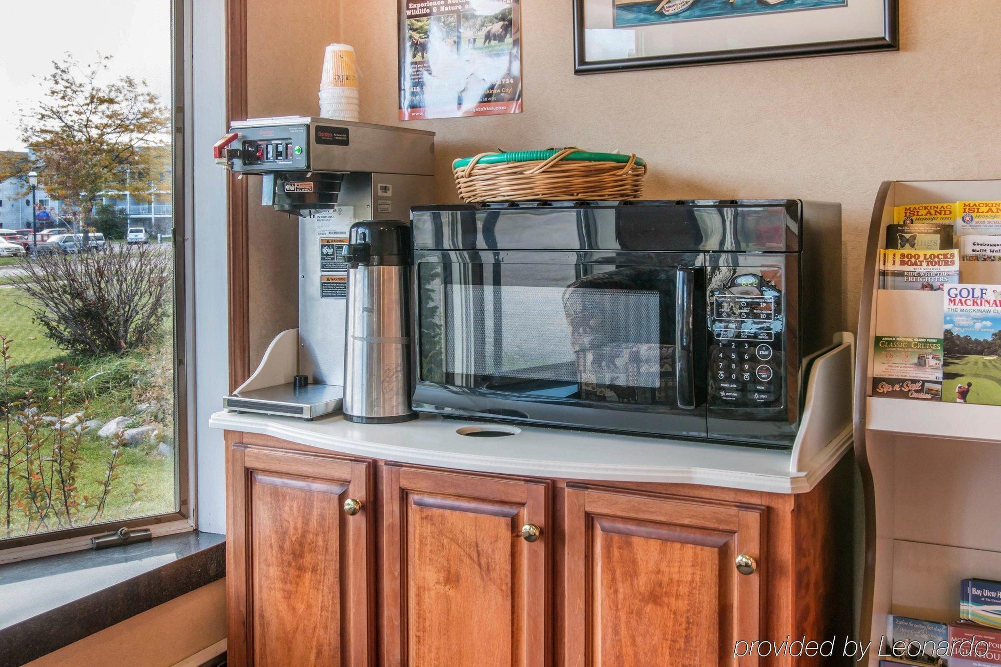 Econo Lodge Bayview Маккино Сити Экстерьер фото