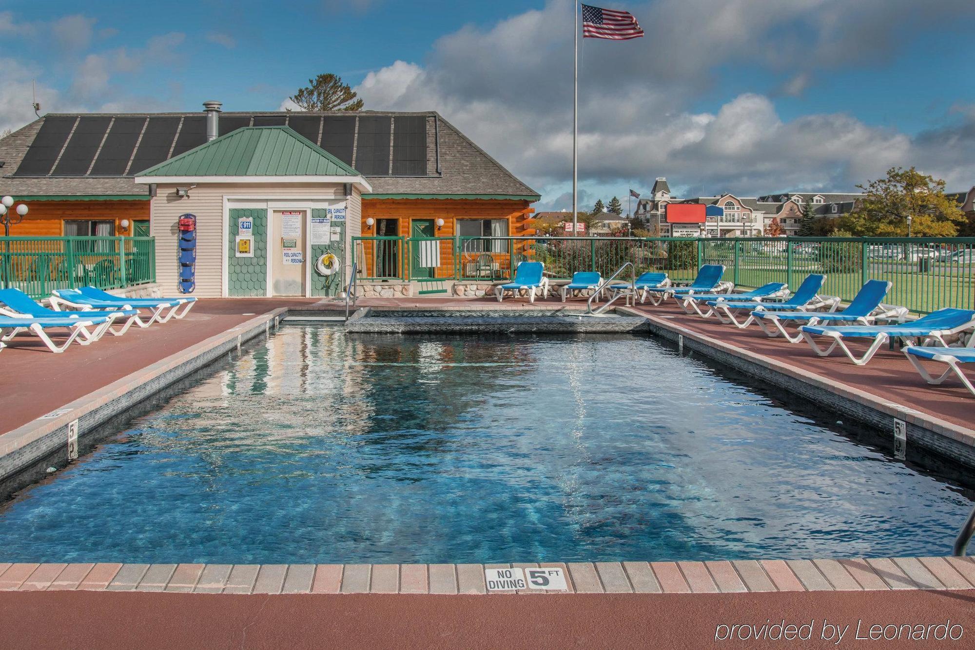 Econo Lodge Bayview Маккино Сити Экстерьер фото