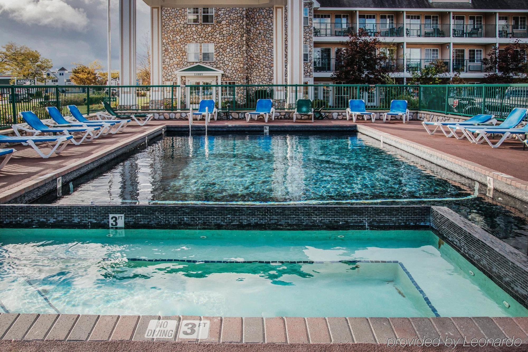 Econo Lodge Bayview Маккино Сити Экстерьер фото