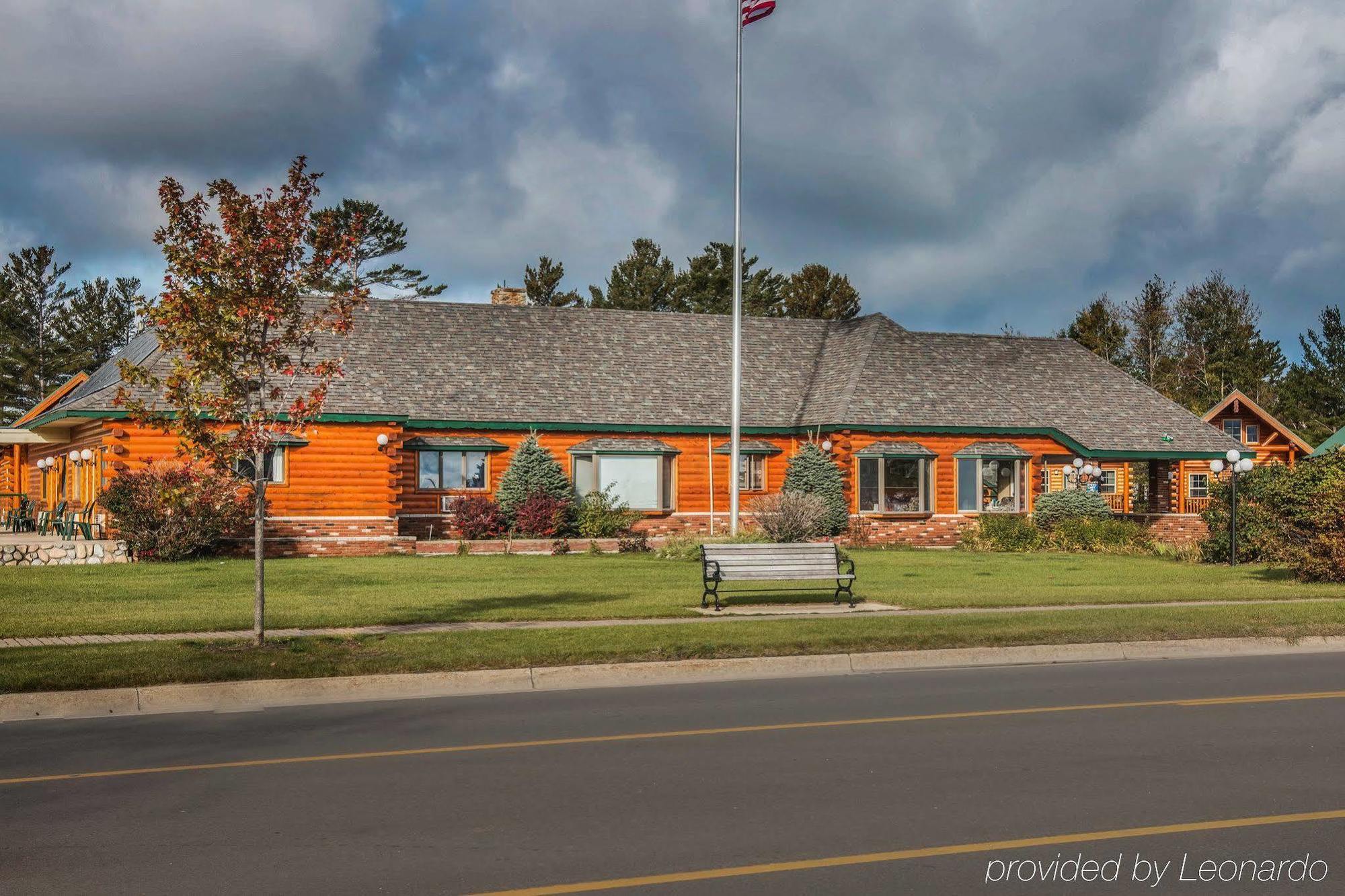 Econo Lodge Bayview Маккино Сити Экстерьер фото