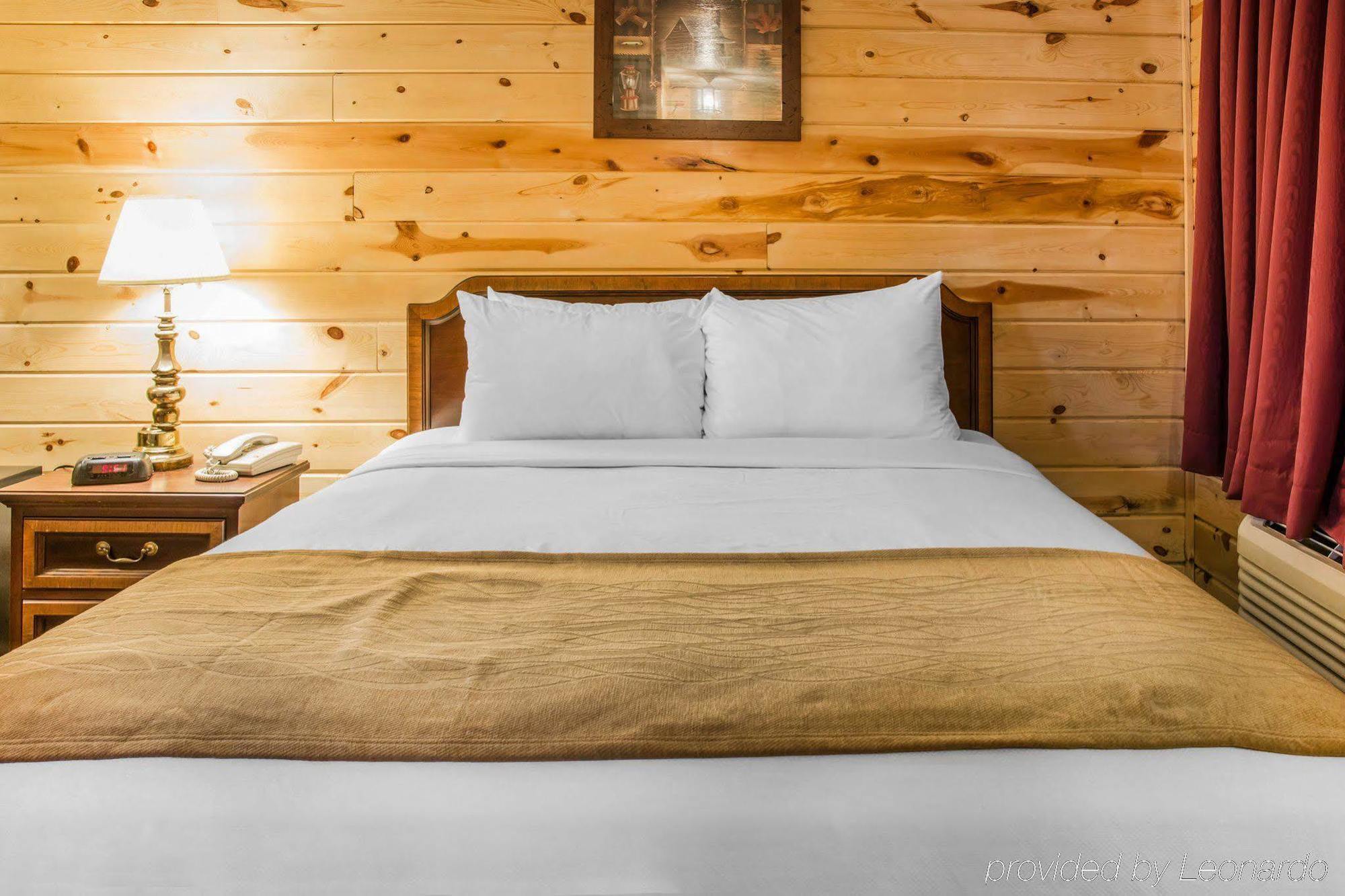 Econo Lodge Bayview Маккино Сити Экстерьер фото