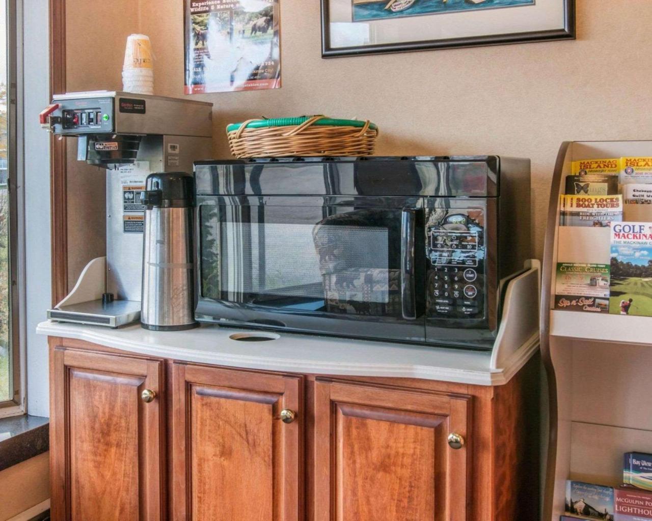 Econo Lodge Bayview Маккино Сити Экстерьер фото