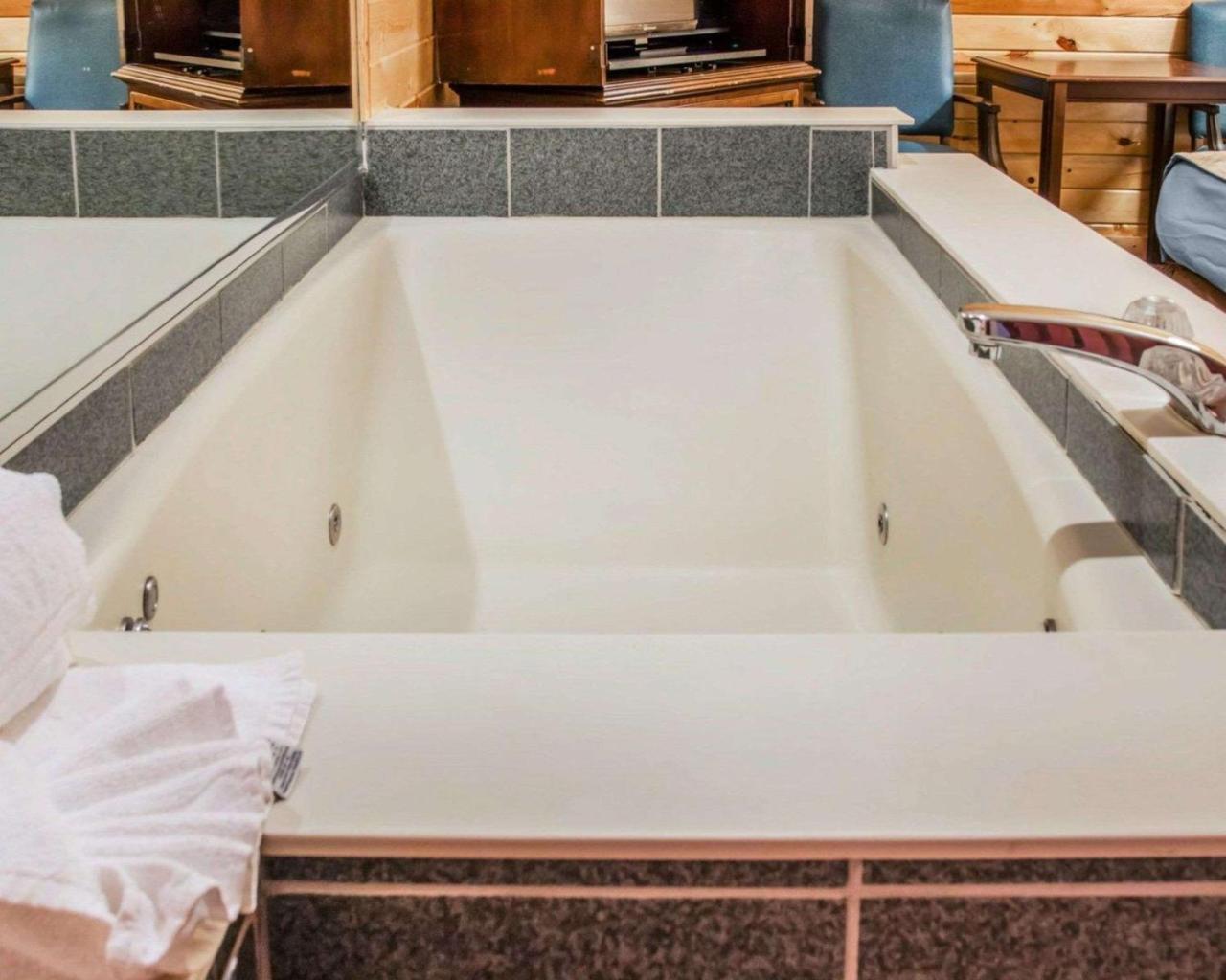 Econo Lodge Bayview Маккино Сити Экстерьер фото