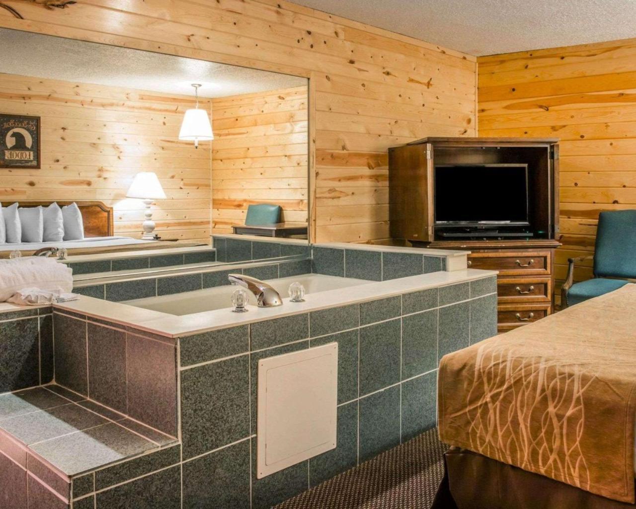 Econo Lodge Bayview Маккино Сити Экстерьер фото