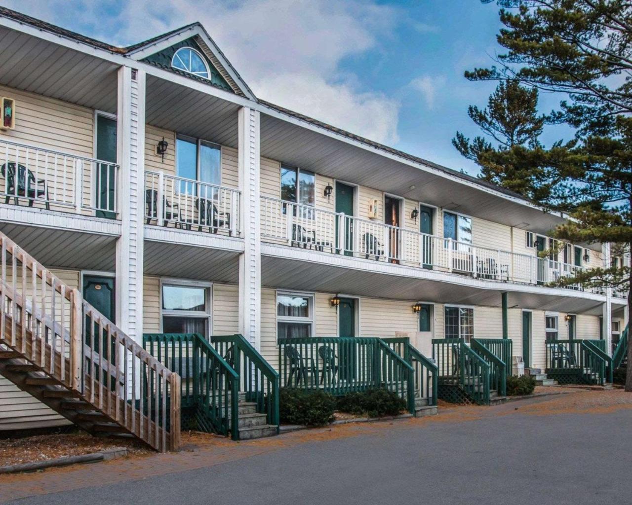 Econo Lodge Bayview Маккино Сити Экстерьер фото