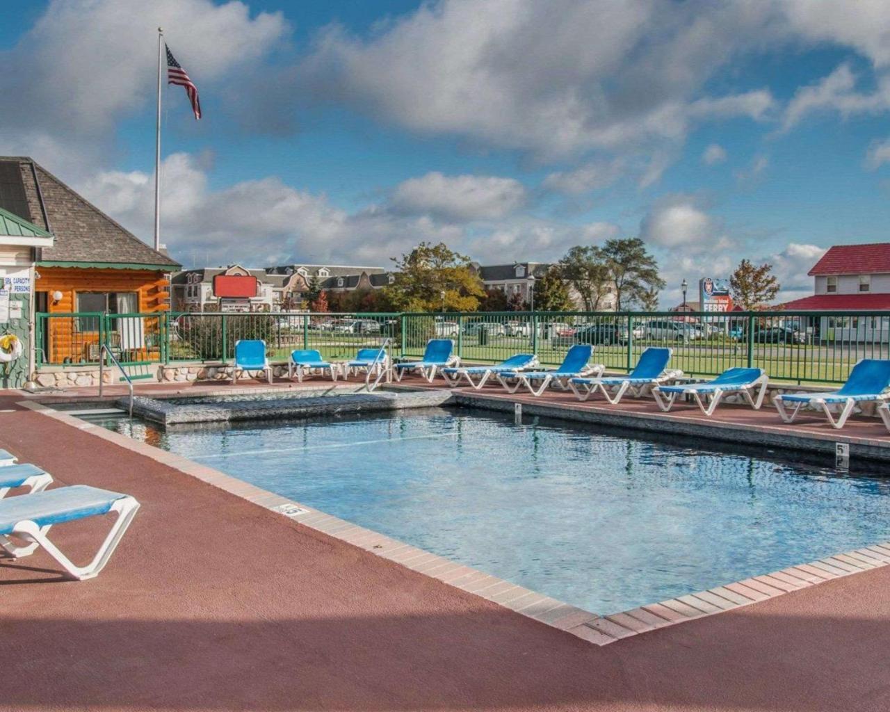 Econo Lodge Bayview Маккино Сити Экстерьер фото