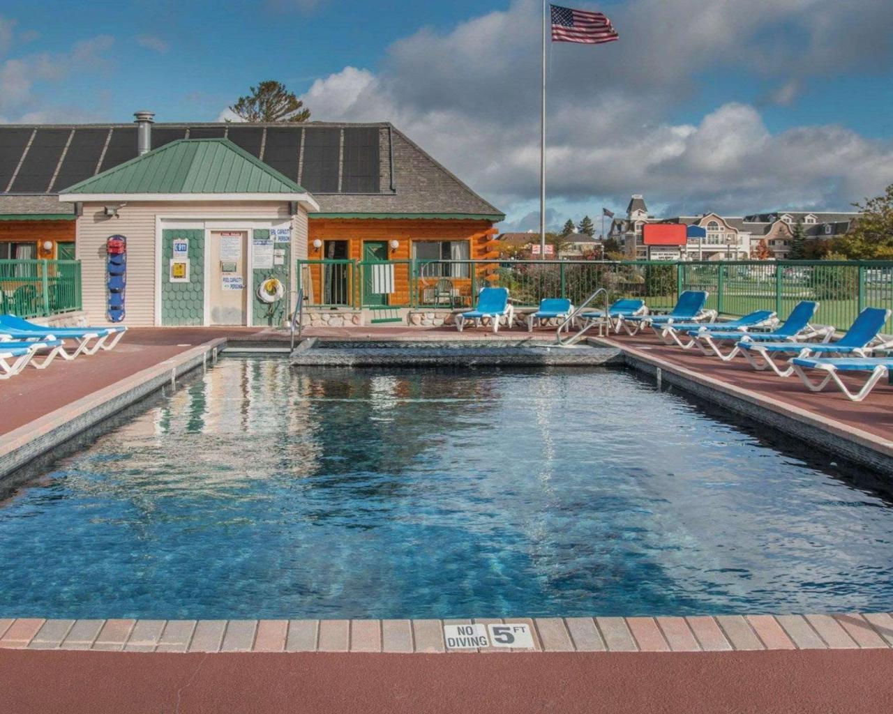 Econo Lodge Bayview Маккино Сити Экстерьер фото