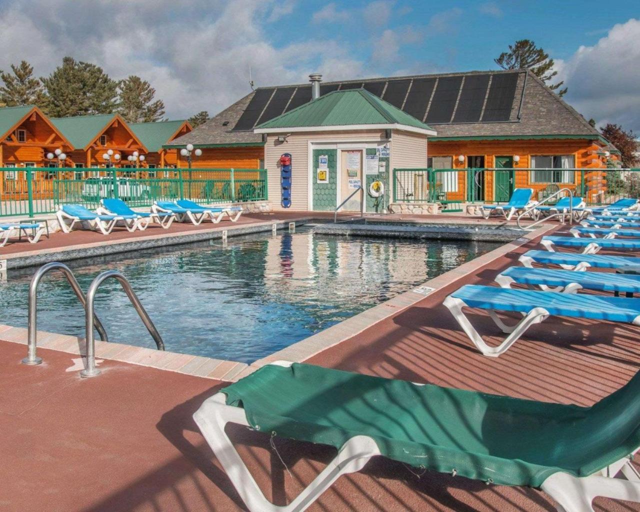Econo Lodge Bayview Маккино Сити Экстерьер фото