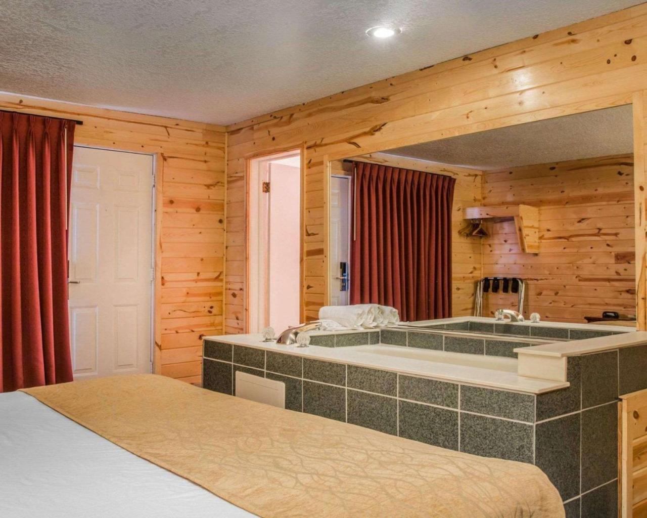 Econo Lodge Bayview Маккино Сити Экстерьер фото