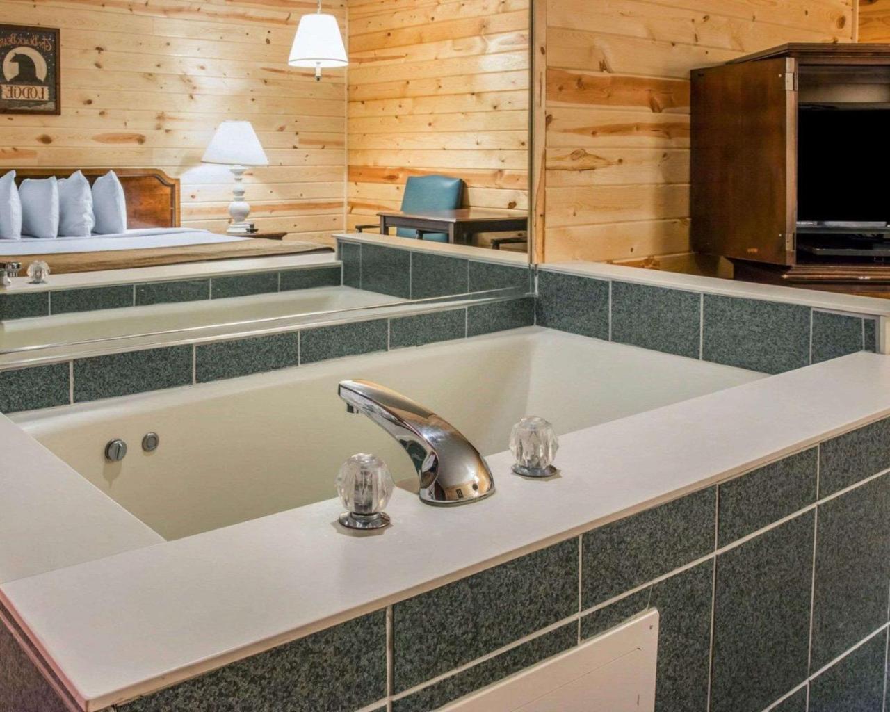 Econo Lodge Bayview Маккино Сити Экстерьер фото