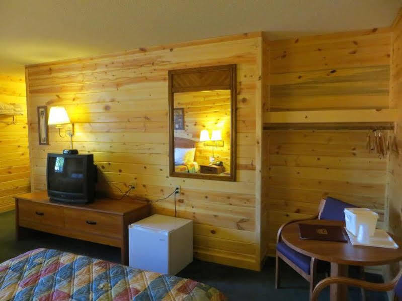 Econo Lodge Bayview Маккино Сити Экстерьер фото