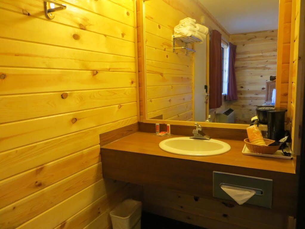 Econo Lodge Bayview Маккино Сити Экстерьер фото